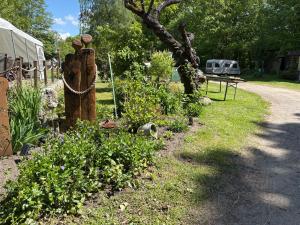 ein Garten mit einem Holzpfosten und einer Kette in der Unterkunft Ferienwohnung Eldeidyll in Neu Kaliß