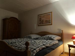 ein Schlafzimmer mit einem Bett und einem Bild an der Wand in der Unterkunft Ferienwohnung Eldeidyll in Neu Kaliß