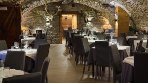 a dining room with white tables and chairs at Il Cervo Chambres d'hôtes in Aosta