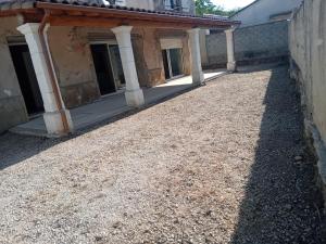 an empty courtyard of a building with columns at Maison plein pied in Sorgues