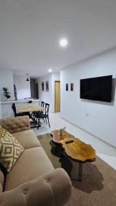 a living room with a couch and a table at Casa Amarilla SOL Apartamento Remodelado in Piedecuesta