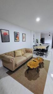 a living room with a couch and a table at Casa Amarilla SOL Apartamento Remodelado in Piedecuesta