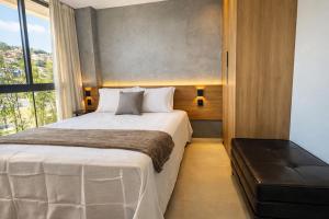 a bedroom with a large bed and a window at Apartamento prox a Arena Niteroi, Uff e Barcas in Niterói +51 photos