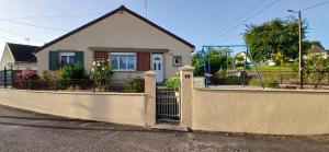 a house with a gate and a fence at Le Cat'Etoiles in Autun