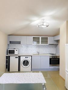 Cuina o zona de cuina de Glory Two-Bedroom Apartment-Saint Constantine and Helena