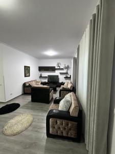 a living room with two couches and a couch at Green Berat Villa in Uznovë