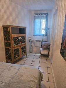 a bedroom with a dresser and a ladder in a room at Moriani Plage San-Nicolao Les Marines de Moriani in San-Nicolao