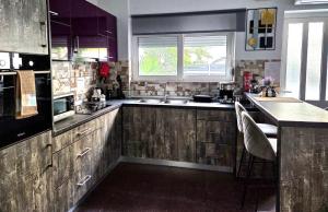 eine große Küche mit Holzschränken und einer Theke in der Unterkunft Valla Studio in Rhodos (Stadt)
