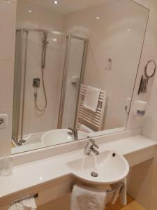 A bathroom at Hotel Wirt im Feld