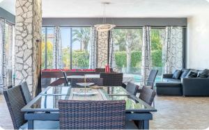 a living room with a table and chairs at Villa Joel in Fontane Bianche +40 photos