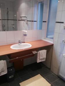 A bathroom at Hotel Wirt im Feld