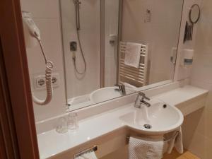 A bathroom at Hotel Wirt im Feld