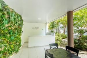a meeting room with a white table and chairs at Cabañas Aqua Blue Coveñas in Coveñas +43 photos