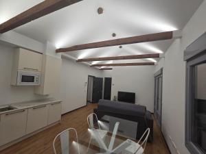 a kitchen and living room with a table and chairs at Plaza España AT in Alcazar de San Juan