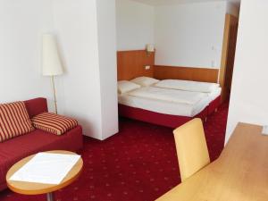 A bed or beds in a room at Hotel Wirt im Feld