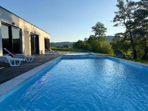 ein großes Schwimmbad neben einem Haus in der Unterkunft Home Libre in Bosanska Krupa