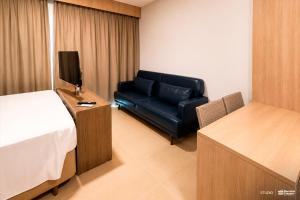 a hotel room with a bed and a couch at Barretos Country Park & Resort in Barretos
