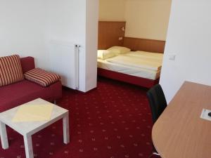 A bed or beds in a room at Hotel Wirt im Feld