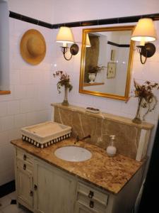 a bathroom with a sink and a mirror at Casa do Torno in Noya