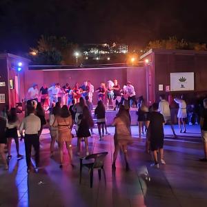 Eine Gruppe von Menschen tanzt nachts auf einer Bühne. in der Unterkunft Villaggio Cala Verde in Copanello + 31 Fotos