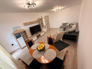 a living room with a table and chairs and a couch at Sunrise Panorama Apartment in Bŭnzareto