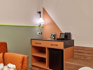 ein Zimmer mit einem Schreibtisch mit Lampe und einem Stuhl in der Unterkunft The Clarence Hotel Sydney in Sydney + 46 Fotos