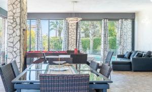 a living room with a glass table and chairs at Villa Joel in Fontane Bianche