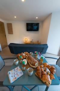 a table topped with lots of different types of bread at Le Refuge Marin - Vue Mer - Accès direct Plage - Terrasse - Climatisation - Place de Parking in Leucate-Plage +33 photos