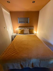 a bedroom with a large bed with yellow pillows at Apartment Osso 2, Arnhem in Arnhem
