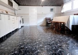 ein leerer Raum mit einem glasbedeckten Boden in der Unterkunft Casuta de sub munte in Buzău + 18 Fotos
