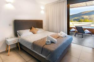 a bedroom with a bed and a balcony at מגדליה סוויט - סויטה למשפחות עם בריכת זרמים וגקוזי פרטיים in Migdal +22 photos