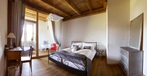 科索奈克芒德里旅馆的一间卧室，里面有一张床、一张桌子和一扇窗户。