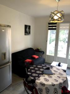 a living room with a table and a couch at Appartement moderne climatisé in Nyons