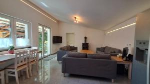 a living room with a couch and a table at Das Gartenhaus - Lottstetten in Lottstetten