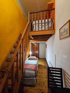 a room with two beds and a staircase at Da Vinci in Valparaíso