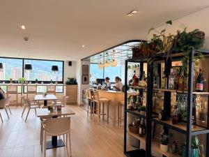 a restaurant with a bar with people sitting at tables at Poblado de lujo in Medellín