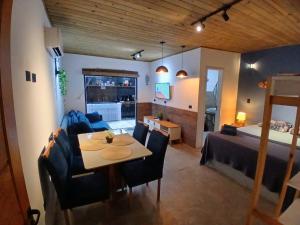 a living room with a table and a bed at Apartamento em juquehy in São Sebastião