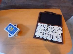 a computer keyboard sitting on top of a table at Apartamento em juquehy in São Sebastião +12 photos