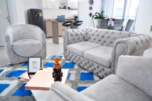 a living room with a couch and two chairs at Apartamento Paradise in Ibagué +12 photos