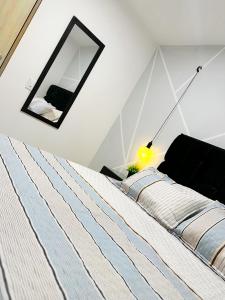 a bedroom with a bed with a mirror and a lamp at Apartamento Paradise in Ibagué