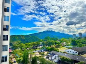 a view of a city with a mountain in the background at Apartamento Paradise in Ibagué