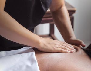 Eine Frau, die eine Rückenmassage bekommt in der Unterkunft Hippodrome Hotel in Mexiko-Stadt