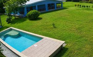 an overhead view of a swimming pool in a yard at Tropical Haus CR - La Central in Puerto Jiménez