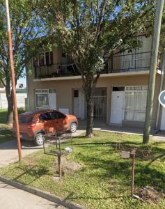 an orange car parked in front of a building at Departamento temporal en Avellaneda, Santa Fe in Avellaneda
