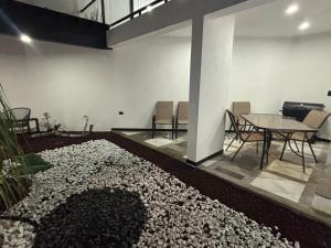 a living room with a table and chairs and a table and rocks at Residencia familiar céntrica xalapa in Xalapa