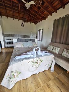 a bedroom with two beds and a couch at Oasis na montanha in Bueno Brandão