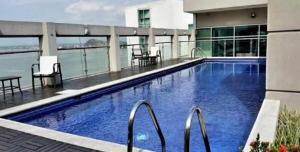 a large swimming pool on top of a building at lighthouse view piso 8 in Guayaquil