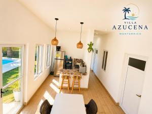 a room with a kitchen with a table and chairs at Villa Azucena Monterrico in Monterrico