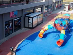 a water slide in front of a building at Urban Berazategui in Berazategui