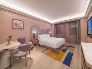 a hotel room with a bed and a table at Mercure Changbai Mountain North in Antu